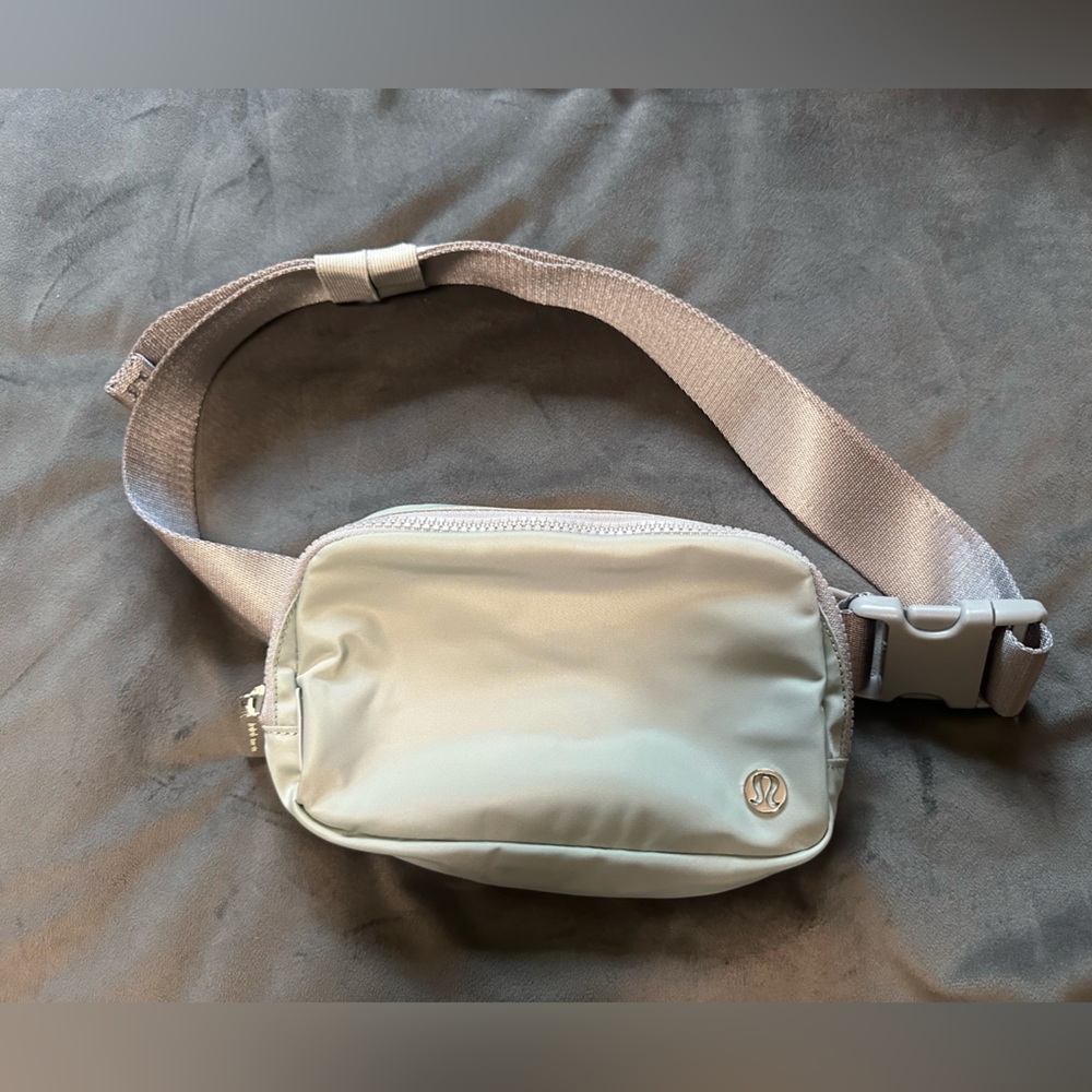 Lululemon Everywhere Belt Bag - Silver Drop
